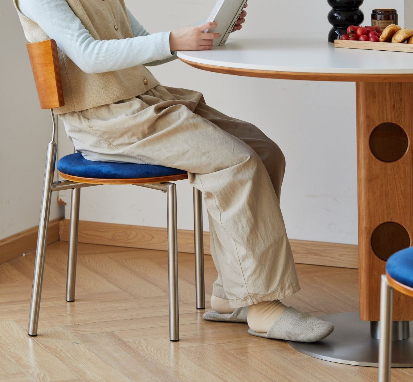Modern Cherry Wood Dining Chair with Half-Round Design for Restaurants